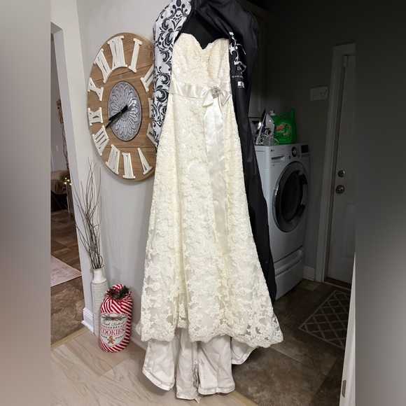 Maggie Sottero Lace Wedding Dress - Picture 5 of 10